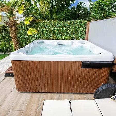 Luxury - Center - Large Garden With Hot Tub -7 Bedrooms-4 Bathrooms דירה