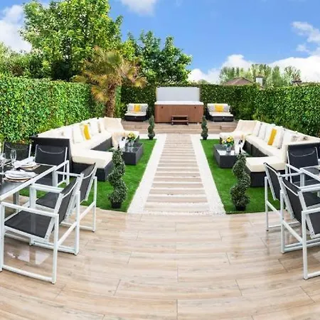דירה Luxury - Center - Large Garden With Hot Tub -7 Bedrooms-4 Bathrooms