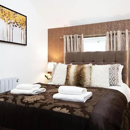 Luxury - Center - Large Garden With Hot Tub -7 Bedrooms-4 Bathrooms דירה *