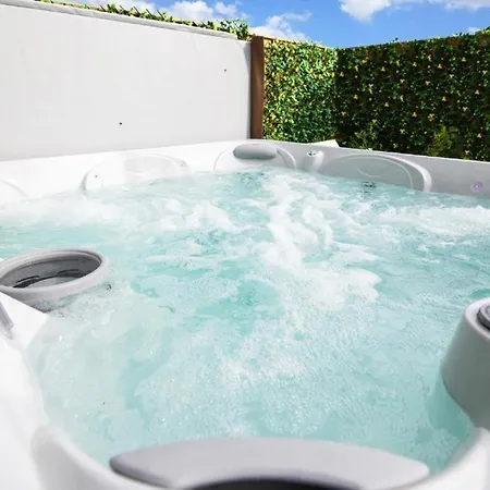 Luxury - Center - Large Garden With Hot Tub -7 Bedrooms-4 Bathrooms דירה