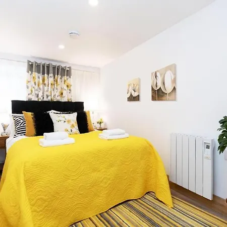 Luxury - Center - Large Garden With Hot Tub -7 Bedrooms-4 Bathrooms גלוואיי