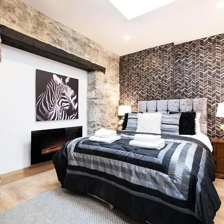 Luxury - Center - Large Garden With Hot Tub -7 Bedrooms-4 Bathrooms גלוואיי