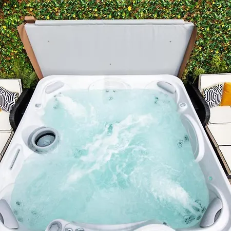 Luxury - Center - Large Garden With Hot Tub -7 Bedrooms-4 Bathrooms דירה *