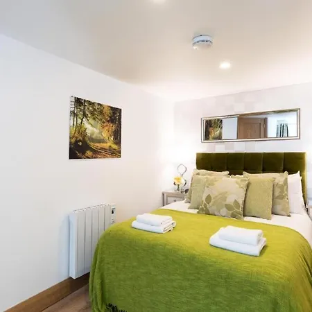 Luxury - Center - Large Garden With Hot Tub -7 Bedrooms-4 Bathrooms דירה