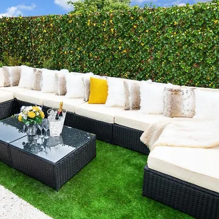 Luxury - Center - Large Garden With Hot Tub -7 Bedrooms-4 Bathrooms דירה גלוואיי